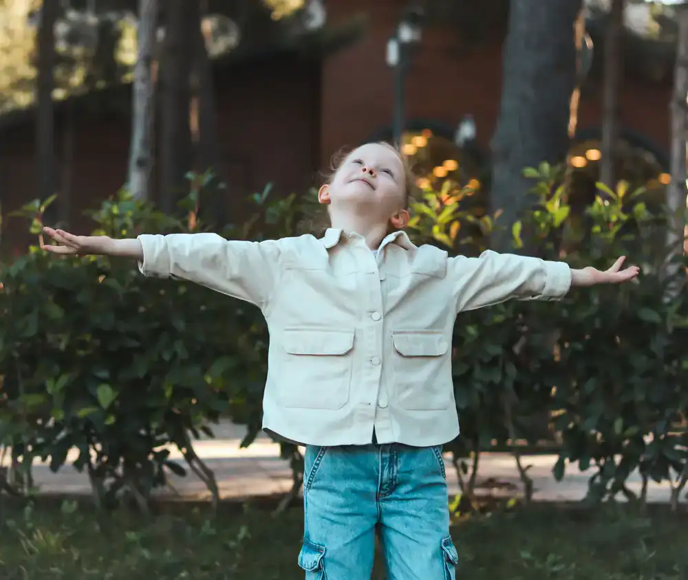 Ropa infantil suave y cómoda en colores cálidos