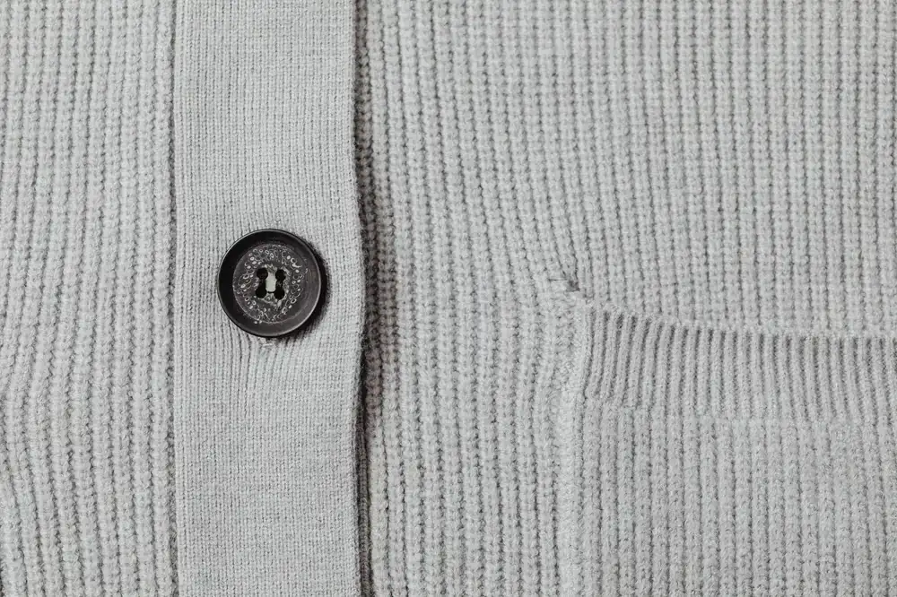 Detalles de tejidos suaves y botones de ropa infantil