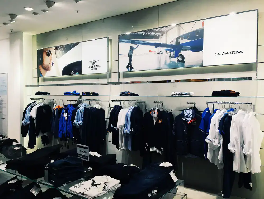 Interior de la boutique de ropa infantil